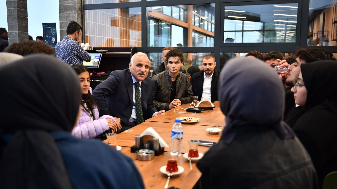 Başkan Zorluoğlu Ganita’da Gençlerle Trabzon’u Konuştu