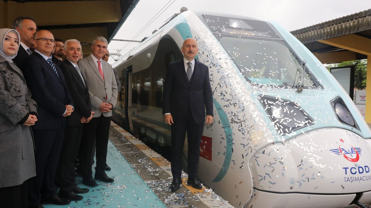 Bakan Karaismailoğlu “Elektrikli Tren Bugün İlk Kez Yolcu Taşımaya Başlıyor”