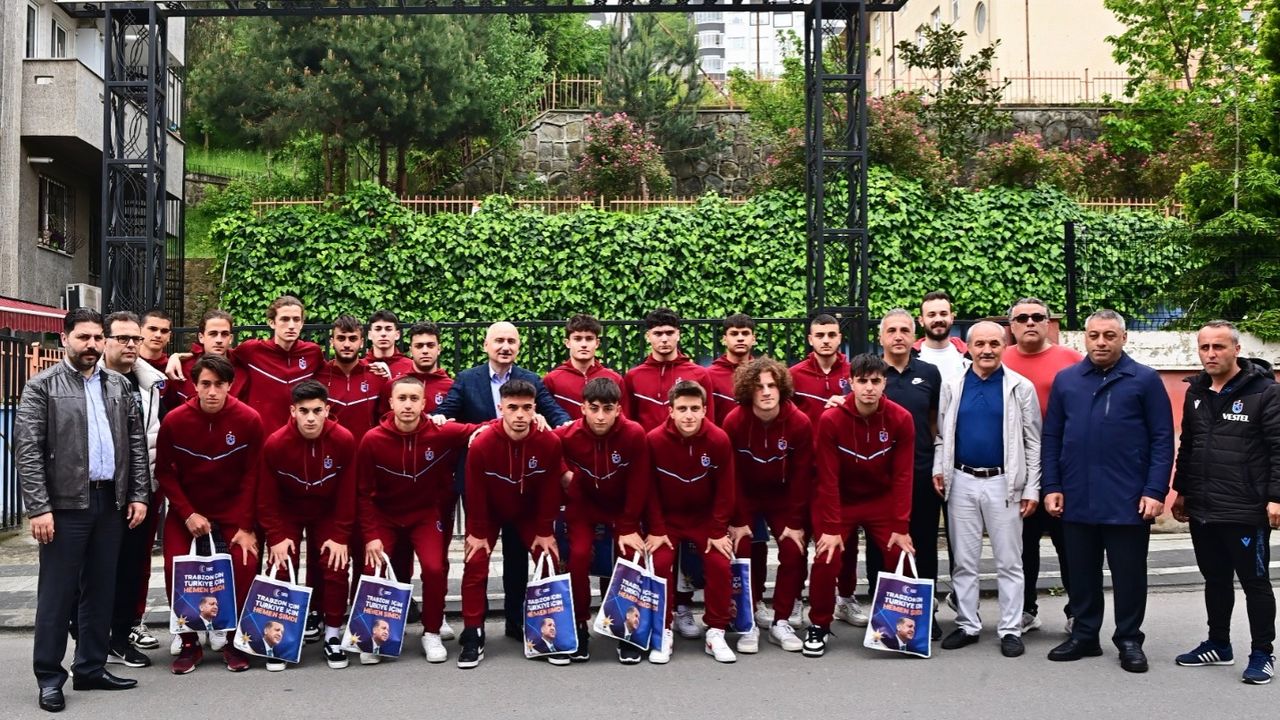Bakan Karaismailoğlu Yavuz Sultan Selim Anadolu Lisesi futbol takımını şampiyonluk için uğurladı