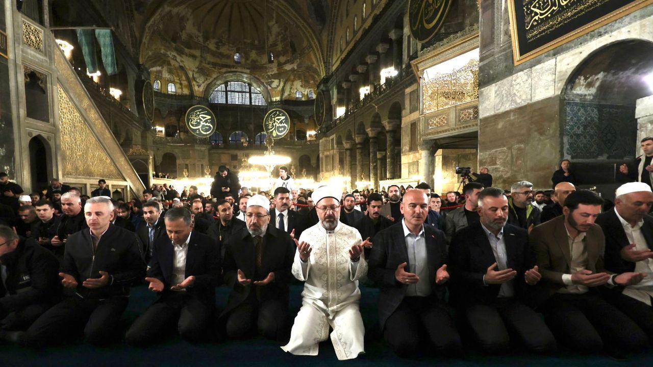 Bakan Soylu sabah namazını Ayasofya Camii’nde kıldı