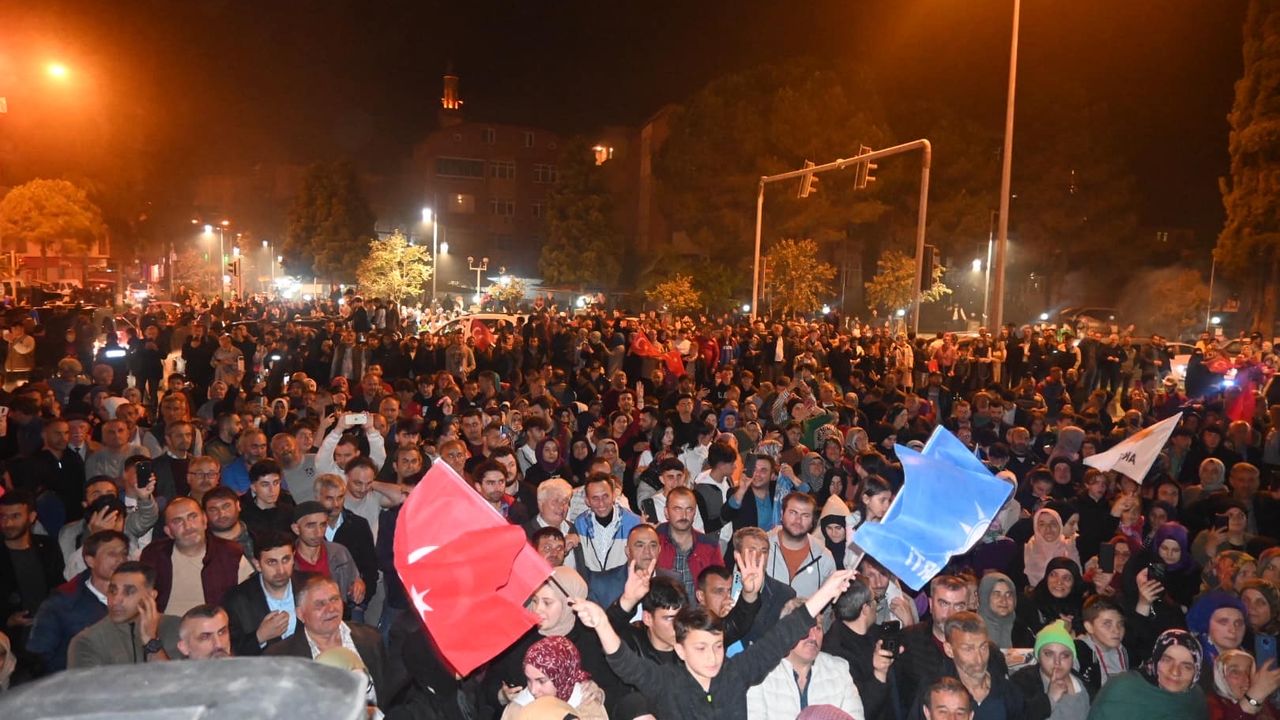 Araklı'da Coşkulu Seçim Kutlaması