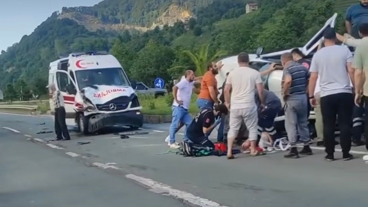 Trabzon’da Ambulans Otomobile Çarptı