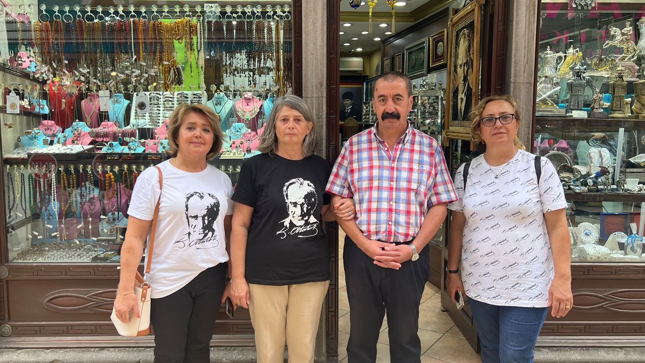 CHP Trabzon Milletvekili Sibel Suiçmez; Atatürk Tişörtleriyle Nöbetteyiz