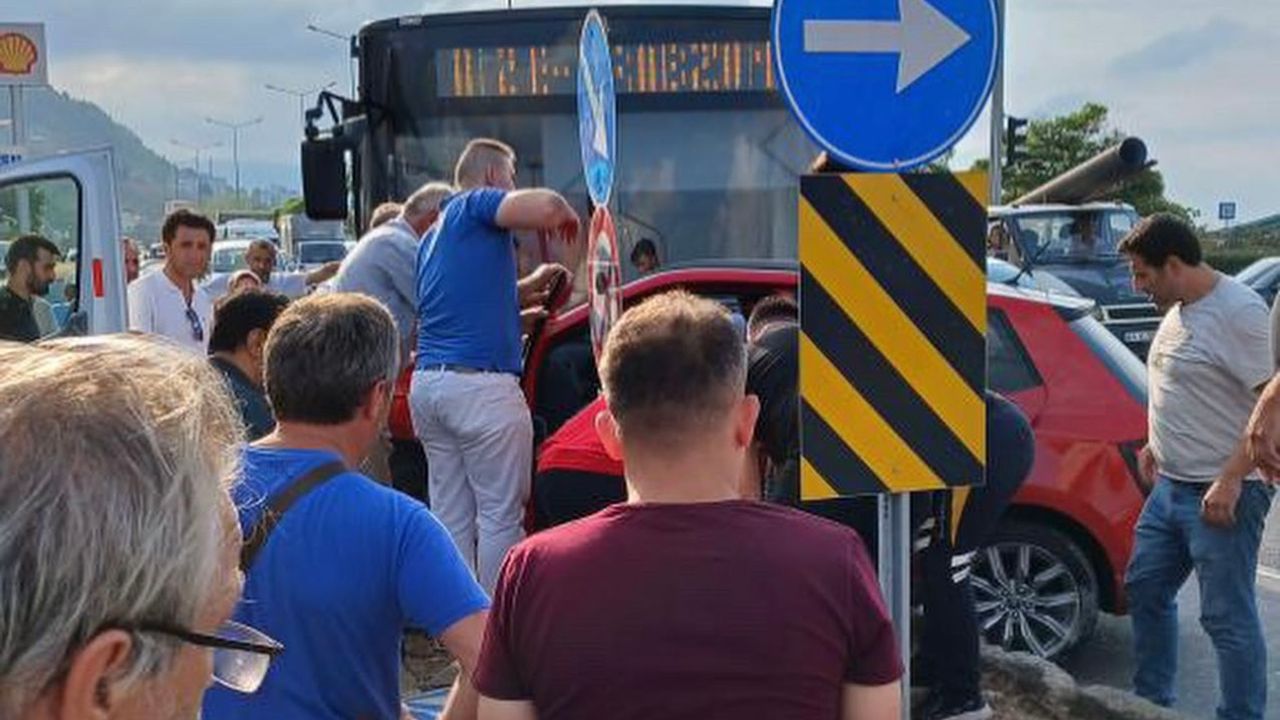 Rize Belediye Otobüsü Arsin’de Otomobilin üstüne çıktı