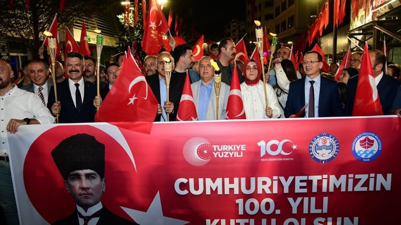 Trabzon’da 100.Yıl Coşkusu Fener Alayı’yla Devam Etti