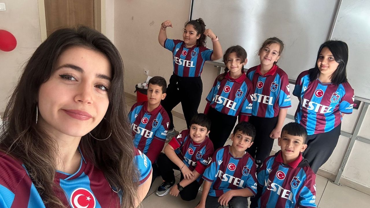 Trabzonlu öğretmen Artvin‘de Trabzonspor sevgisini aşılıyor