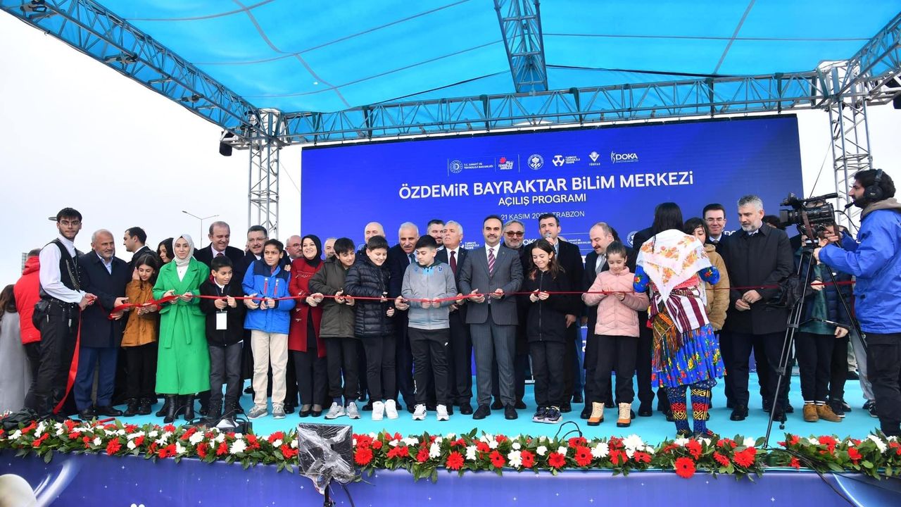 Trabzon'da Özdemir Bayraktar Bilim Merkezi açıldı.