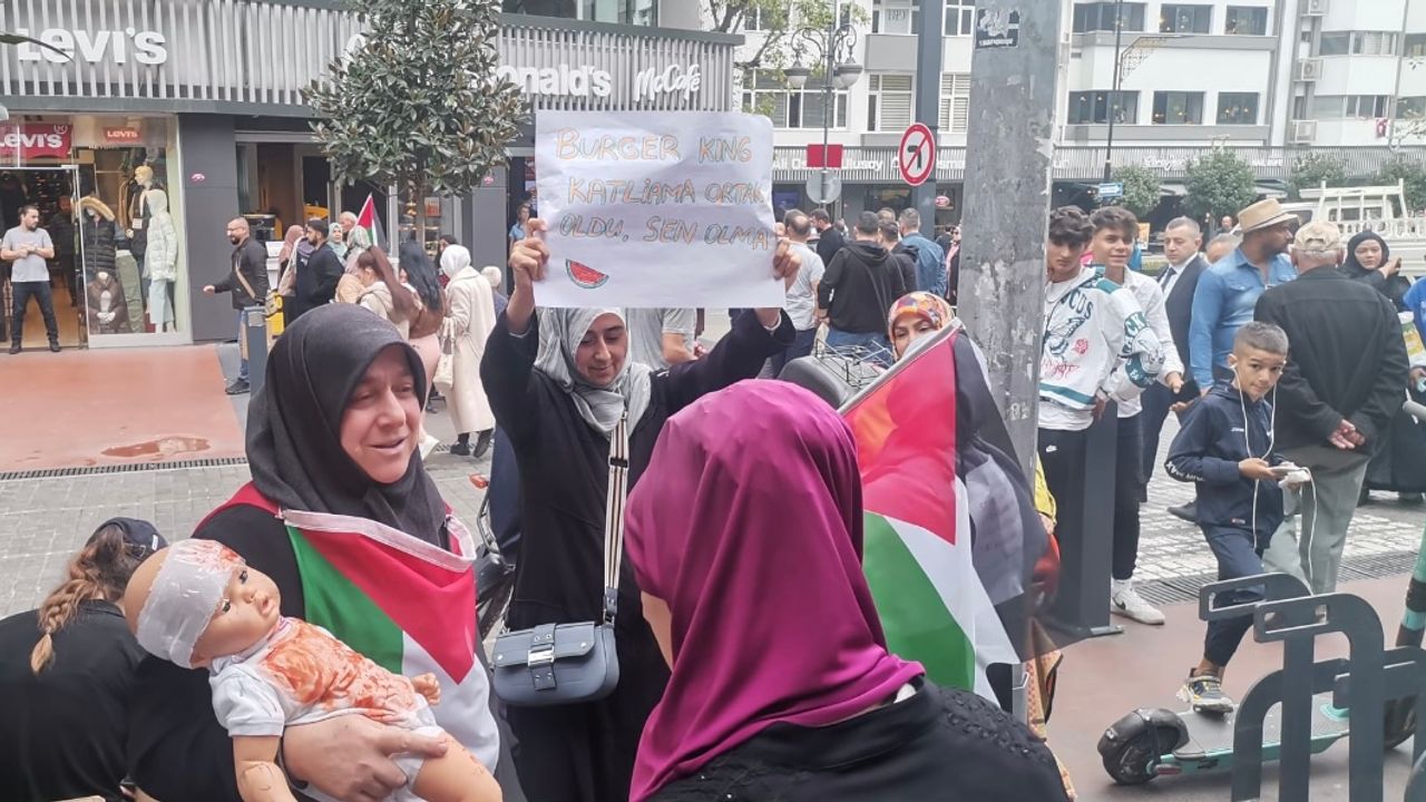 Trabzon’da yemek zincir mağazaları önünde İsrail protestosu "Suça ortak oldular, sen olma"