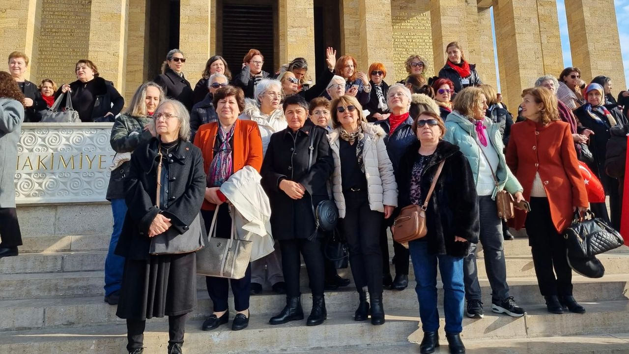 Türk Kadınlar Birliği Ata’nın huzurunda