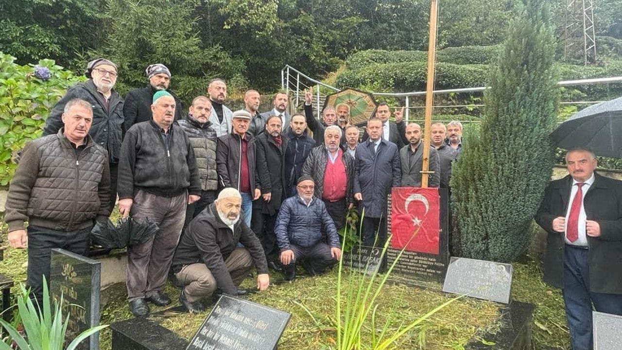 MHP İl Başkanı Ömer Ayar ve Yönetim Kurulu Üyeleri Ülkücü Şehitlerin Mezarlarını Ziyaret Etti