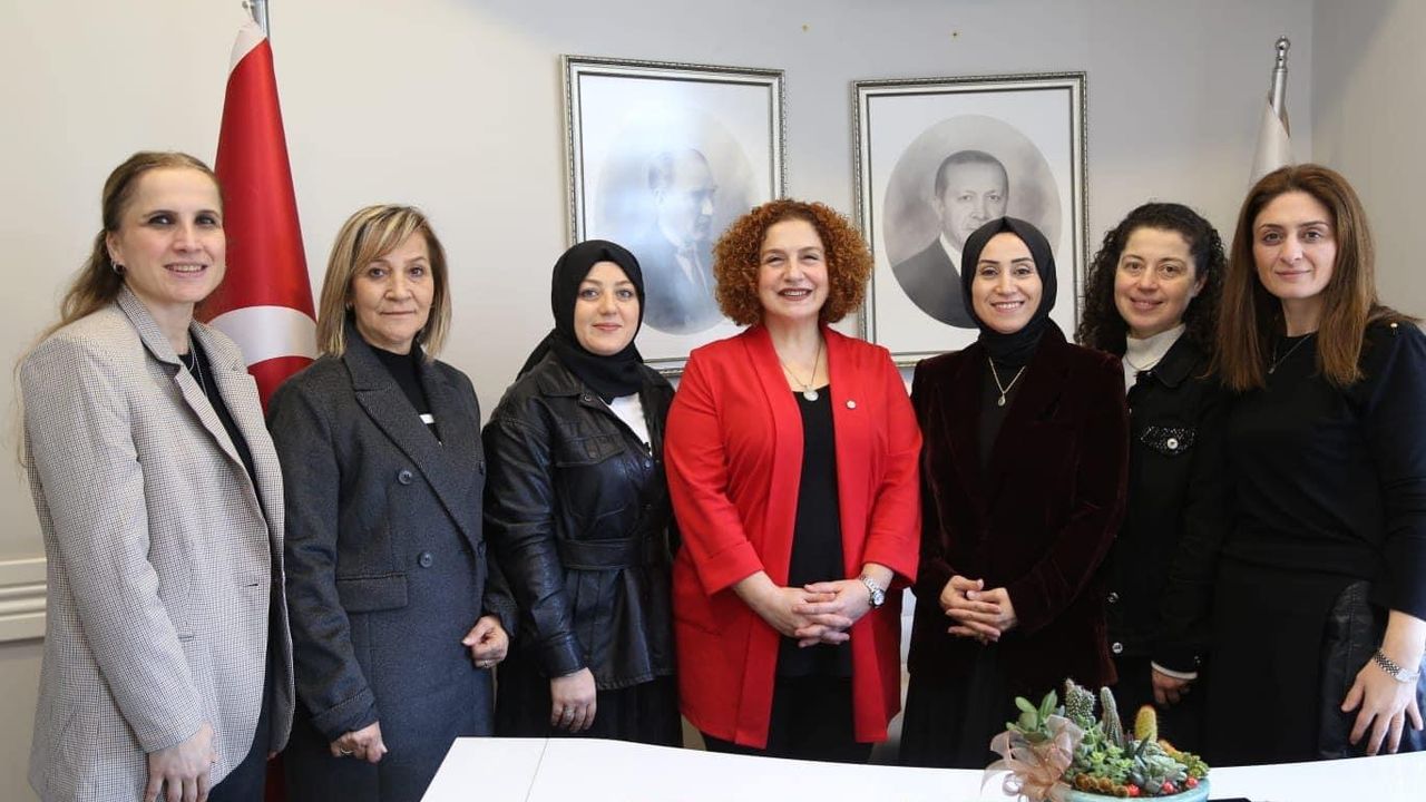Türk Kızılay Doğu Karadeniz Bölge Kan Merkezi Müdürü’nden Ak Parti İl Kadın Kolları Başkanına Ziyaret