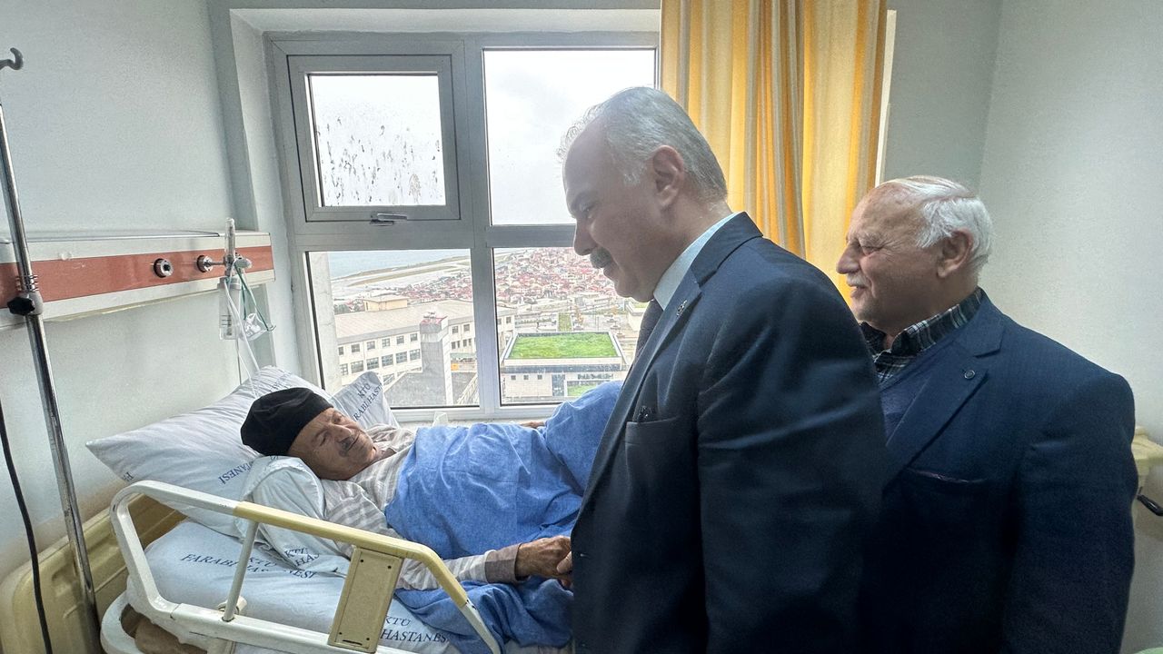 Başkan Üstün Başkan Yardımcısı Ali Aydın’ın Babasını Tedavi Gördüğü Hastanede Ziyaret Etti