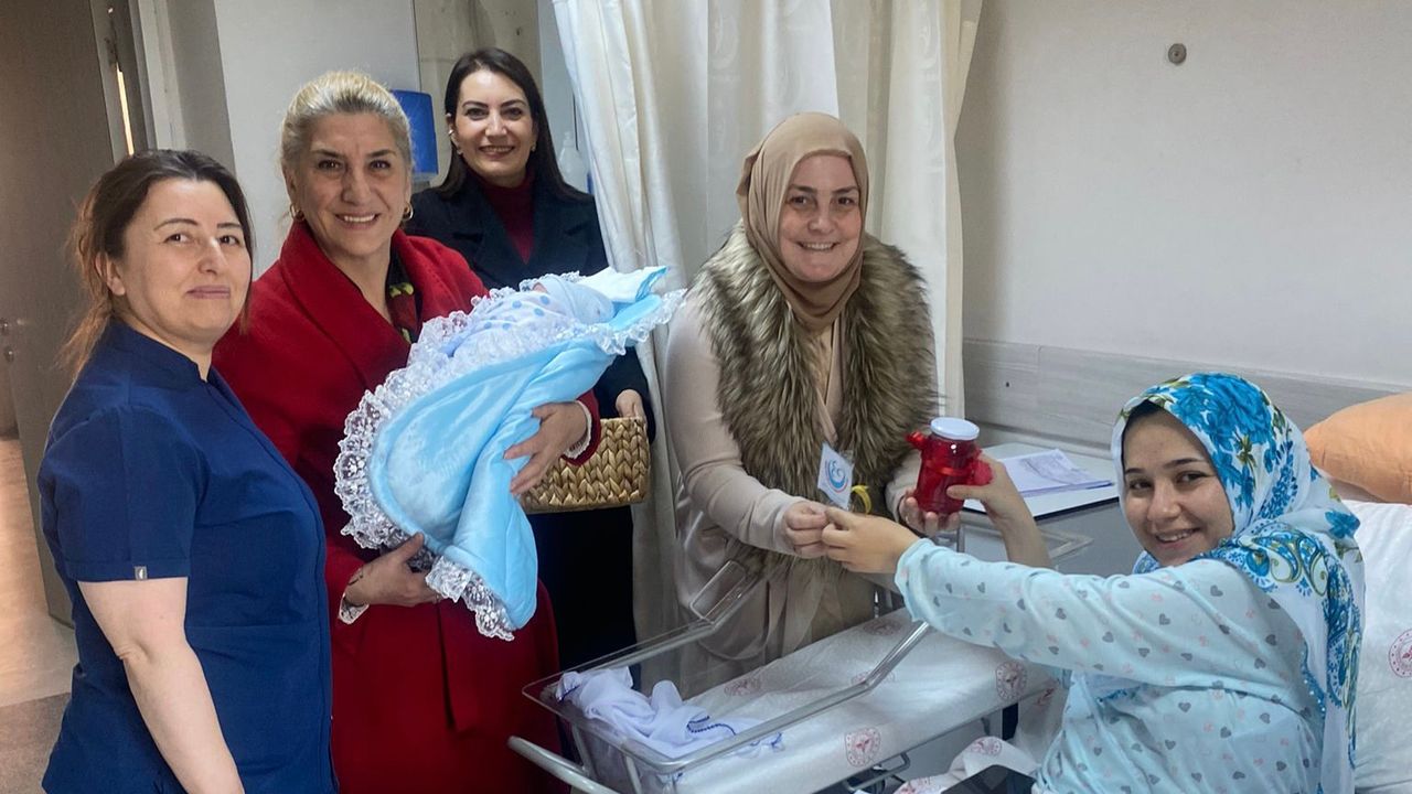 MHP Trabzon Kaçep İl Başkanı Gülen Demir 2024,ün İlk Bebeklerini Ziyaret Oldu