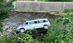 Trabzon’da Araç Dereye Uçtu 5 Kişi Yaralı