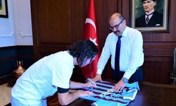 Abdülkadir Ömür’den Vali Ustaoğlu’na İmzalı Forma