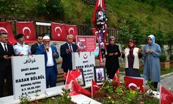 Vali Aziz Yıldırım ve eşi Güllühan Yıldırım Şehit Eren Bülbül'ün Kabrini Ziyaret Etti.