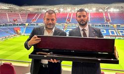 Futbolda adaletsizliğe ‘kılıç’ sallayan Trabzonspor Başkanı Doğan’a anlamlı hediye