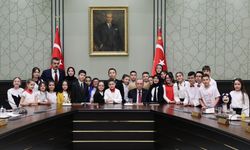 Cumhurbaşkanı Erdoğan Koltuğunu Çocuklara Devretti