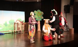 Kayseri Devlet Tiyatrosu ‘Kral Üşümesi’ adlı oyunuyla Akçaabat’ta