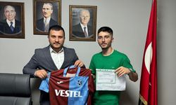 Ülkü Ocakları Başarılı Öğrencileri Trabzonspor Forması İle Ödüllendirdi
