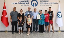 Rektör, 80 Yaşındaki KTÜ Mezununa Diplomasını Takdim Etti