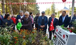 Bakan Uraloğlu,15 Temmuz Şehidi Ömer Halisdemir’in Kabrini Ziyaret Etti