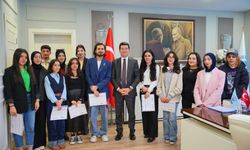 Başkan Kaya,23 Nisan Festivaline Katkı Sağlayan Öğrencilere Teşekkür Belgesi Verdi