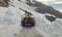 YAYLA YOLLARINDA KARLA MÜCADELE SÜRÜYOR