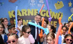 BAŞKAN GENÇ, ÇOCUKLARIN KARNE SEVİNCİNE ORTAK OLDU