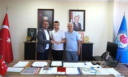 Özel Sporcu Batuhan Yakup Çakır Şampiyonluk Madalyasını Spor Daire Başkanı Özgür Kara’ya Taktim Etti