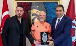 Trabzonspor Asbaşkanı Zeyyat Kafkas’tan Mehmet Zeki Altıntaş’a Teşekkür Plaketi