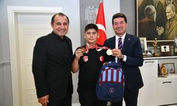 TÜRKİYE ŞAMPİYONU BERAT EFE, BAŞKAN KAYA’YI ZİYARET ETTİ