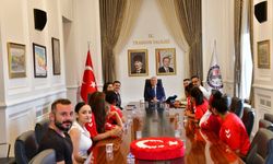 Vali Yıldırım'dan Şampiyon Kız Voleybol Takımı’na Tebrik