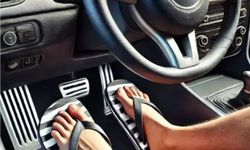 Terlik ya da topuklu ayakkabıyla trafiğe çıkan ceza yiyebilir