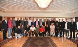 BAŞKAN GENÇ, EFSANE FUTBOLCULARI AĞIRLADI