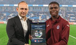 Oulai’ye ödülünü Başkan Yardımcısı Kemal Ertürk verdi.