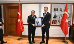 BAKAN BAYRAKTAR’A KARİKATÜR SÜRPRİZİ