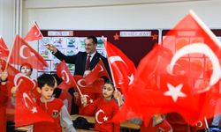 BAŞKAN EKİM’DEN YENİ DÖNEMİN İLK GÜNÜNDE ÖĞRENCİLERE TÜRK BAYRAĞI