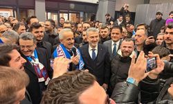 Yüzlerce partili Bakan Uraloğlu’nu havalimanında böyle karşıladı!
