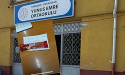 Öğretmene Silah Çekilmez Çikolata Verilir