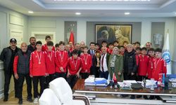 TÜRKİYE ŞAMPİYONU GENÇLER, BAŞKAN KAYA’YI ZİYARET ETTİ