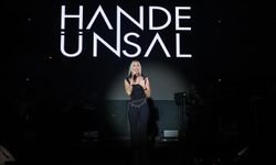 34. ULUSLARARASI AKÇAABAT MÜZİK VE HALK OYUNLARI FESTİVALİ’NİN İKİNCİ GÜNÜNDE HANDE ÜNSAL RÜZGÂRI ESTİ