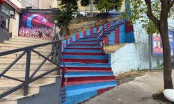 ORTAHİSAR, BORDO-MAVİYE BOYANIYOR BAŞKAN KAYA: “TRABZONSPOR SEVGİMİZİ, KENTİMİZİN HER SOKAĞINA VE CADDESİNE İLMEK İLMEK