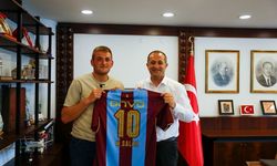 BAŞKAN EKİM, TRABZONSPOR SEVGİSİYLE GÜNDEM OLAN ABDÜLAZİZ AYDIN’I MİSAFİR ETTİ