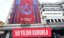ALİ OSMAN ULUSOY BİNASINA 59. YIL JESTİ: DEV TRABZONSPOR BAYRAĞI