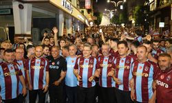 TRABZON’DA GÖRKEMLİ KUTLAMA: ŞEHİR BORDO-MAVİYE BÜRÜNDÜ
