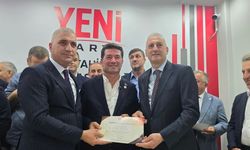 Başkan Ahmet Kaya, YENİ Parti'nin rozetini taktı