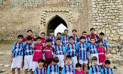 Şüşa’da Çocuklara Trabzonspor forması hediye etti