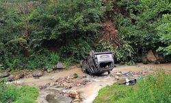 ŞALPAZARI’NDA OTOMOBİL DEREYE UÇTU: 5 KİŞİ YARALANDI