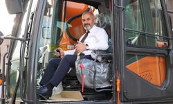 ARSİN BELEDİYESİ’NİN ARAÇ PARKINA 30 TONLUK EKSKAVATÖR